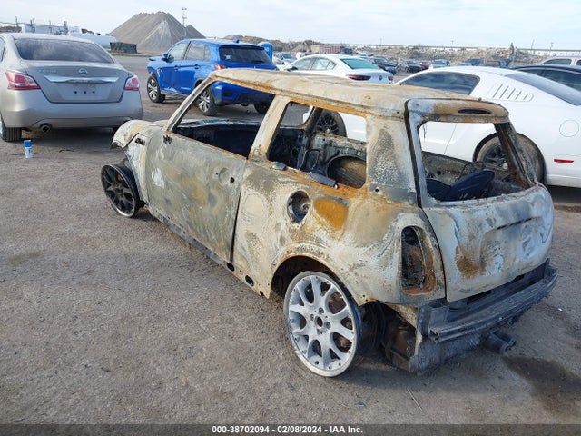 2006 MINI COOPER S WMWRE33586TG99824 Photo 2