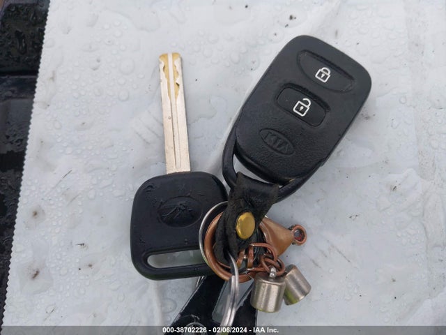 2013 KIA SORENTO LX V6 VIN: 5XYKT4A26DG322875