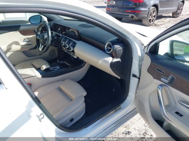 WDD3G4EB1KW009497 Mercedes-Benz A 220