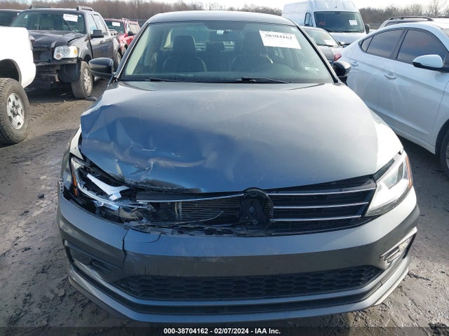 3VWB67AJ2JM215642 Volkswagen Jetta 1.4t Se/1.4t Wolfsburg Edition