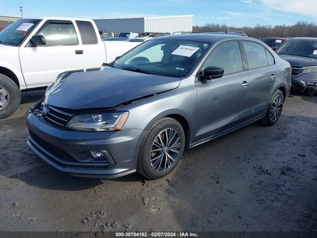 3VWB67AJ2JM215642 Volkswagen Jetta 1.4t Se/1.4t Wolfsburg Edition