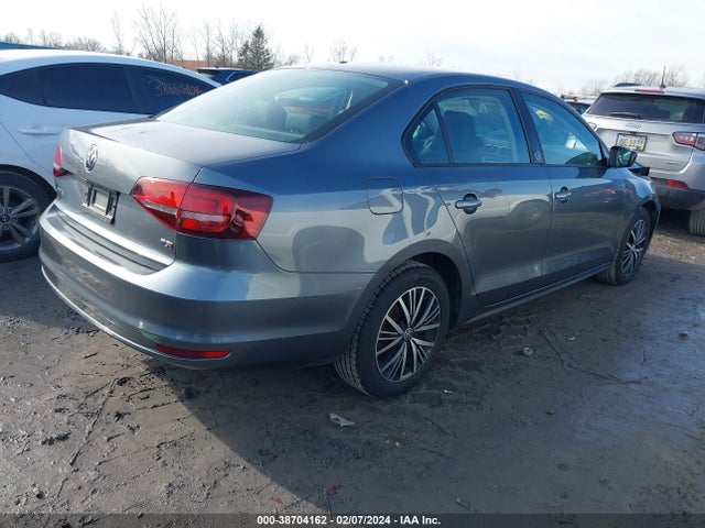 3VWB67AJ2JM215642 Volkswagen Jetta 1.4t Se/1.4t Wolfsburg Edition