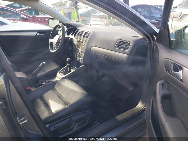 3VWB67AJ2JM215642 Volkswagen Jetta 1.4t Se/1.4t Wolfsburg Edition