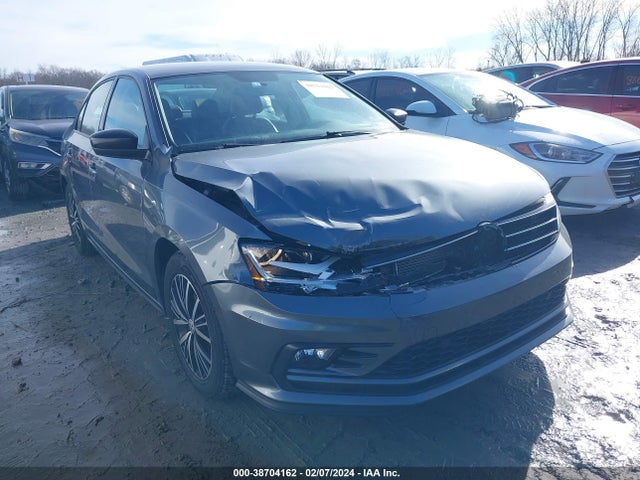 3VWB67AJ2JM215642 Volkswagen Jetta 1.4t Se/1.4t Wolfsburg Edition