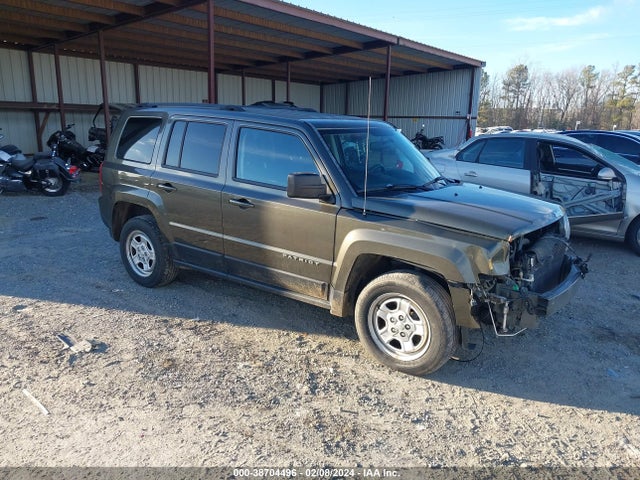 2015 1C4NJPBB2FD429085 main image
