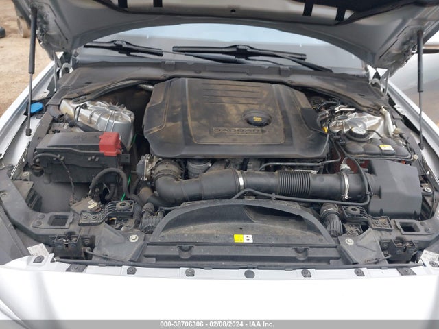 2017 JAGUAR XE SAJAD4BN4HA968649 Photo 9