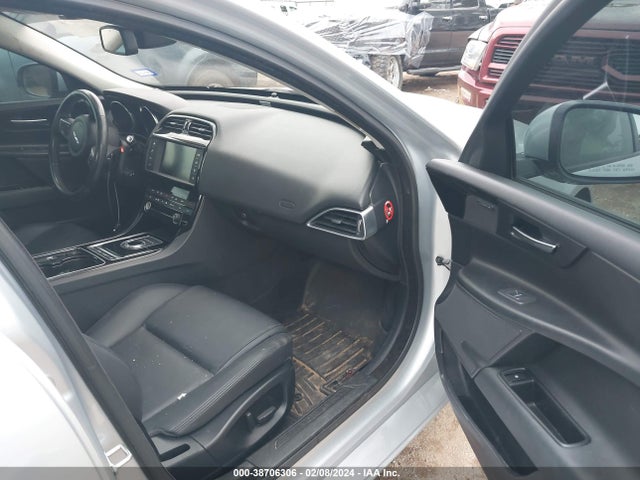 2017 JAGUAR XE SAJAD4BN4HA968649 Photo 4