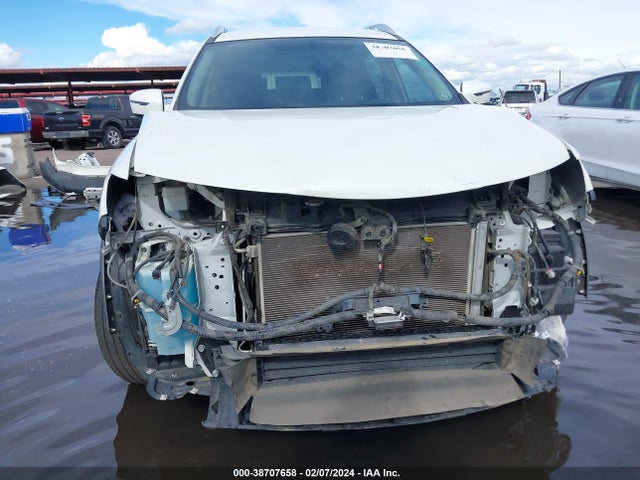 2018 NISSAN ROGUE SV VIN: KNMAT2MV0JP514226