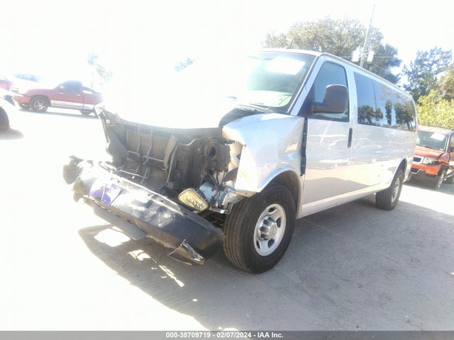 Chevrolet Express 3500 Ls 2015 1GAZGZFFXF1262834 Image 2