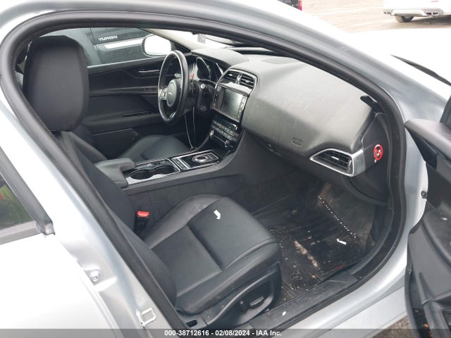 2017 JAGUAR XE SAJAJ4BN2HA968979 Photo 4