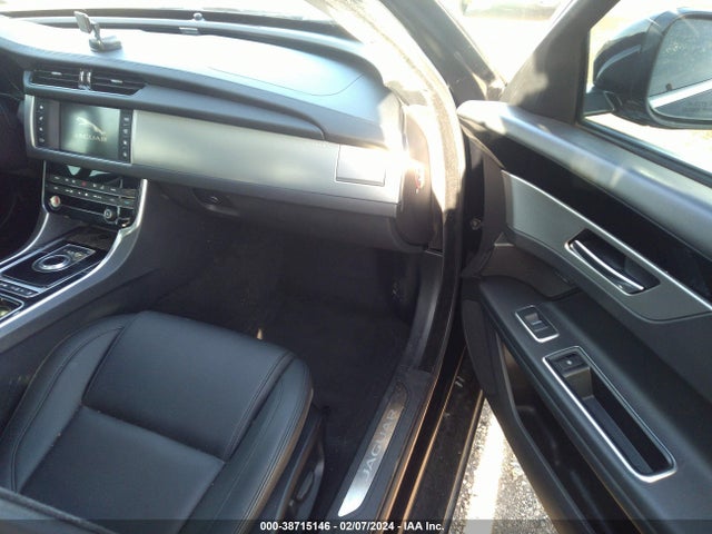 2017 JAGUAR XF SAJBJ4BN8HCY33577 Photo 4