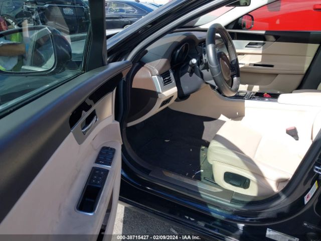 SAJBD4BV2GCY24475 Jaguar Xf 35t Premium