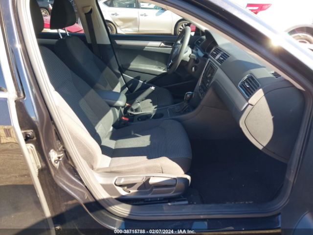 1VWAT7A37HC013431 Volkswagen Passat 1.8t S