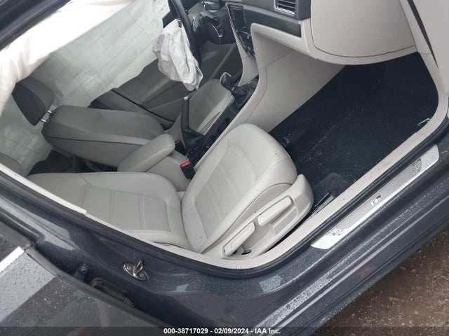 1VWDT7A34HC001296 Volkswagen Passat 1.8t R-line