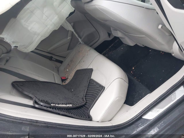 1VWDT7A34HC001296 Volkswagen Passat 1.8t R-line