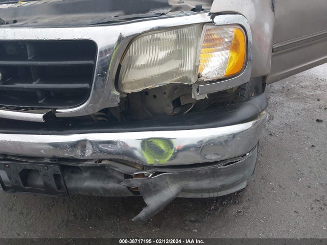 2002 FORD F-150 LARIAT/XLT VIN: 1FTRW07682KC52246