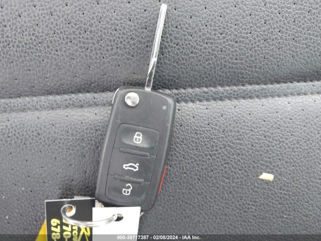 3VWDB7AJ3JM240800 Volkswagen Jetta 1.4t Se/1.4t Wolfsburg Edition