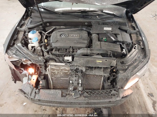 1VWDT7A33HC063448 Volkswagen Passat 1.8t R-line