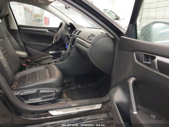 1VWDT7A33HC063448 Volkswagen Passat 1.8t R-line