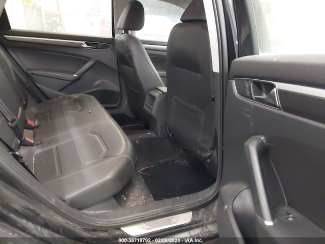 1VWDT7A33HC063448 Volkswagen Passat 1.8t R-line