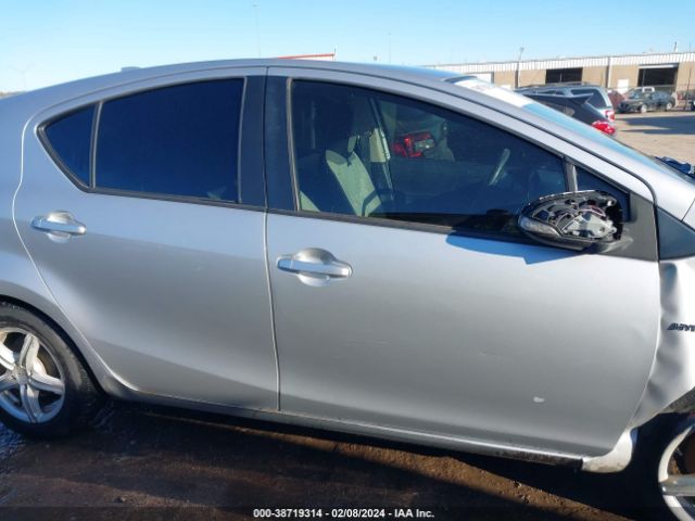 JTDKDTB35G1122752 Toyota Prius C One