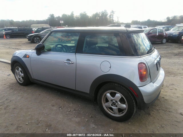 2007 MINI COOPER WMWMF33547TT50021 Photo 2