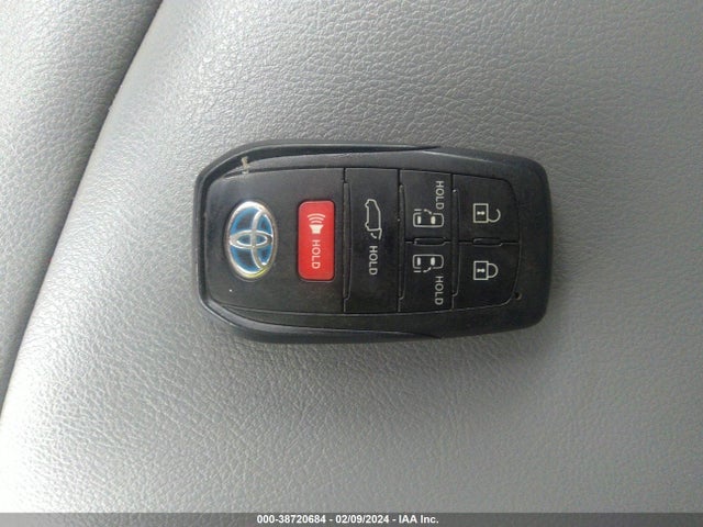 2021 TOYOTA SIENNA XLE VIN: 5TDYRKEC0MS011090