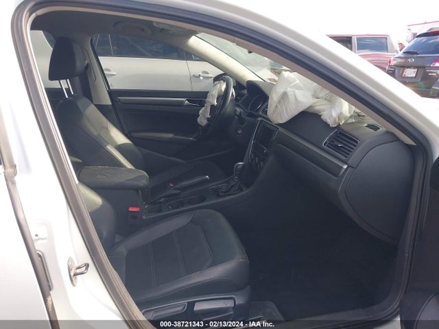 1VWDT7A39HC052132 Volkswagen Passat 1.8t R-line