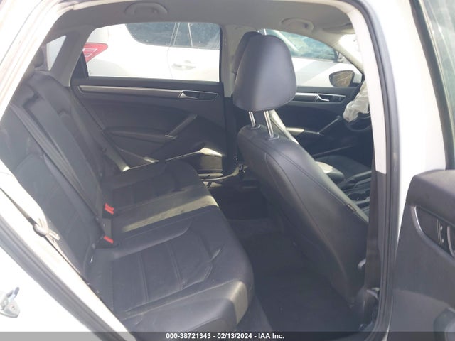 1VWDT7A39HC052132 Volkswagen Passat 1.8t R-line