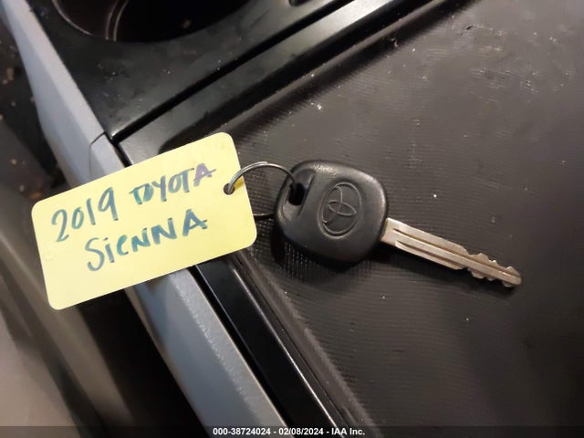 Toyota Sienna Le 8 Passenger 2019 5TDKZ3DC3KS008002 Image 11