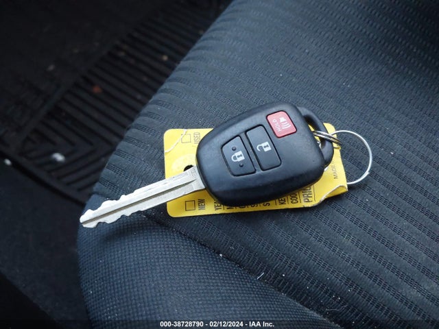 Toyota RAV4 LE 2016 JTMBFREV9GJ094951 Image 11