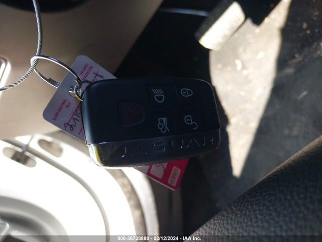 2017 JAGUAR XE SAJAR4BG9HA962672 Photo 10