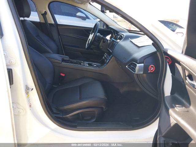 2017 JAGUAR XE SAJAR4BG9HA962672 Photo 4