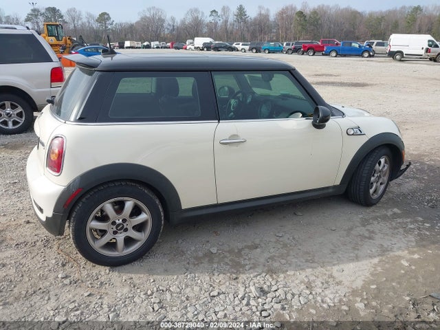2010 MINI COOPER S WMWMF7C51ATZ70288 Photo 3