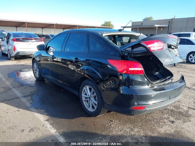Ford FOCUS SE 2018 1FADP3FE2JL244885 Image 3