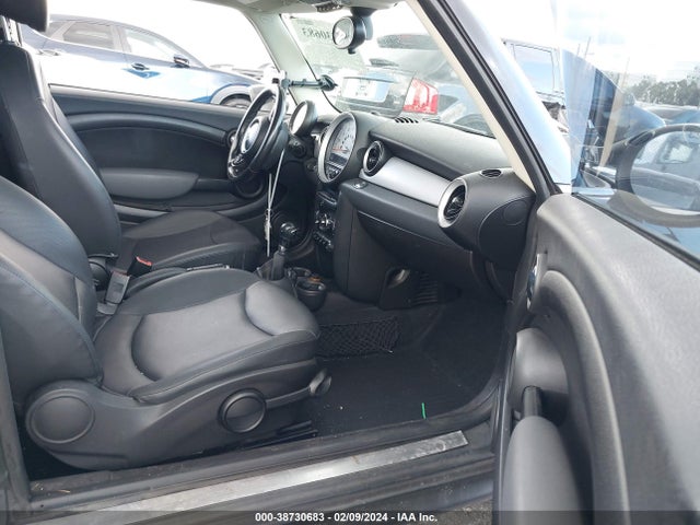 2011 MINI COOPER CLUBMAN WMWZF3C52BT188338 Photo 4