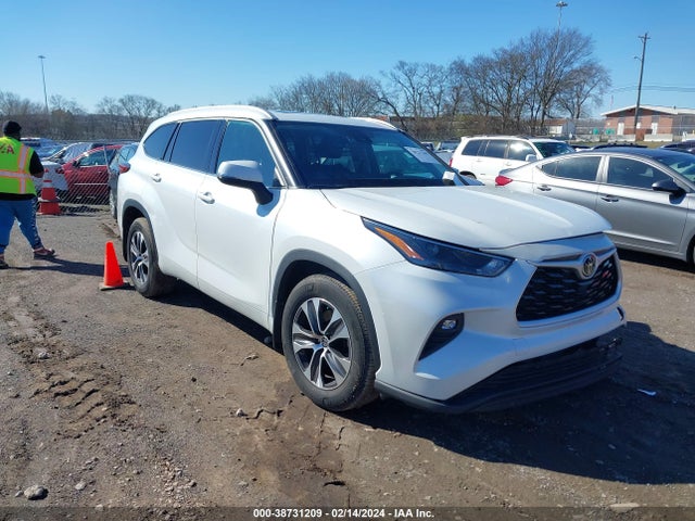 Toyota Highlander Xle 2022 5TDHZRBH8NS568100 Image 1