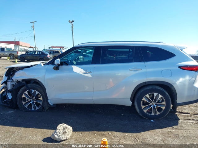 Toyota Highlander Xle 2022 5TDHZRBH8NS568100 Image 14