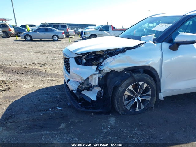 Toyota Highlander Xle 2022 5TDHZRBH8NS568100 Image 6