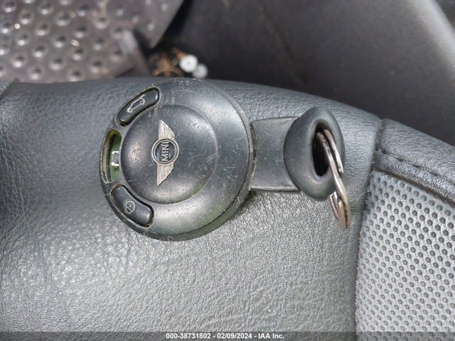 2010 MINI COOPER S WMWMF7C57ATZ73633 Photo 10