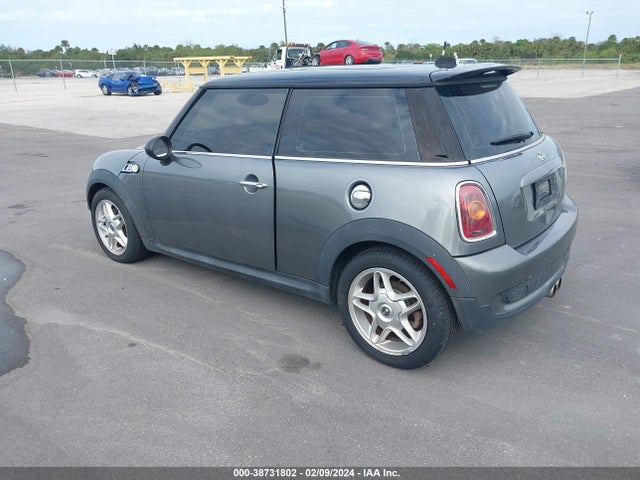 2010 MINI COOPER S WMWMF7C57ATZ73633 Photo 2