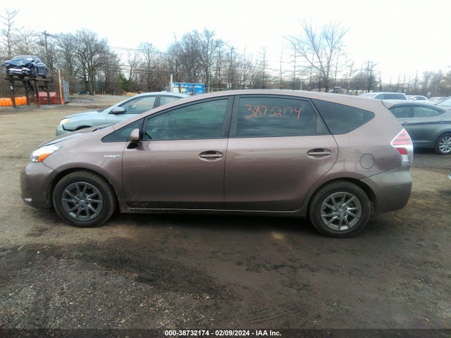 Toyota Prius V Two 2017 JTDZN3EU6HJ066368 Image 14