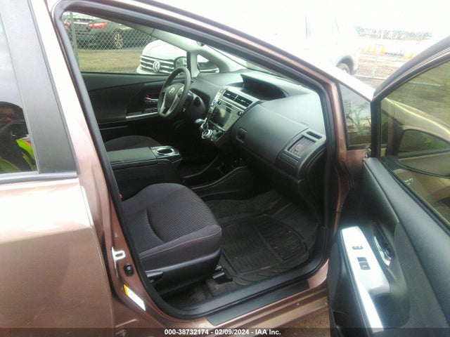 Toyota Prius V Two 2017 JTDZN3EU6HJ066368 Image 5