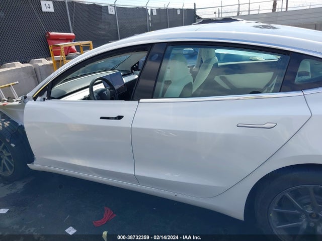 Tesla Model 3 Long Range/mid Range 2018 5YJ3E1EA7JF166413 Image 15