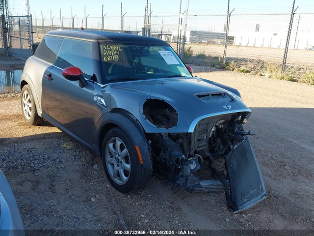 2010 MINI COOPER S WMWMF7C5XATZ70421 Photo 0