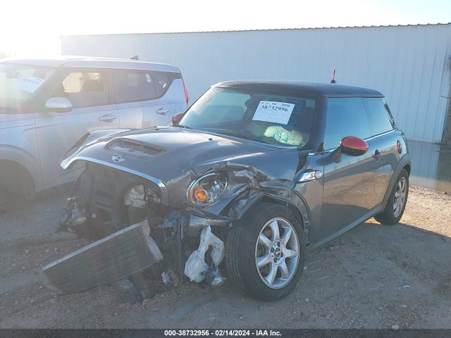 2010 MINI COOPER S WMWMF7C5XATZ70421 Photo 1