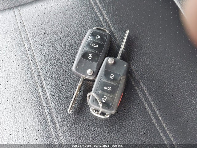1VWDT7A33HC056743 Volkswagen Passat 1.8t R-line