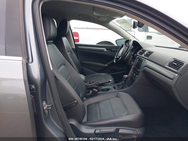 1VWDT7A33HC056743 Volkswagen Passat 1.8t R-line