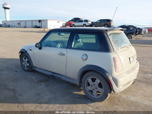 2006 MINI COOPER S WMWRE33506TJ37932 Photo 2