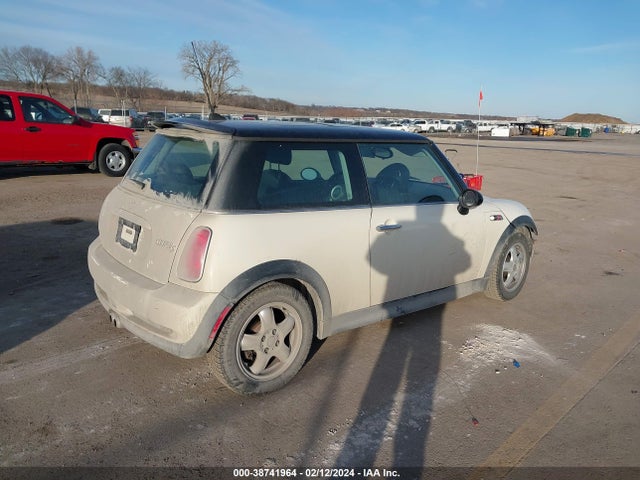 2006 MINI COOPER S WMWRE33506TJ37932 Photo 3